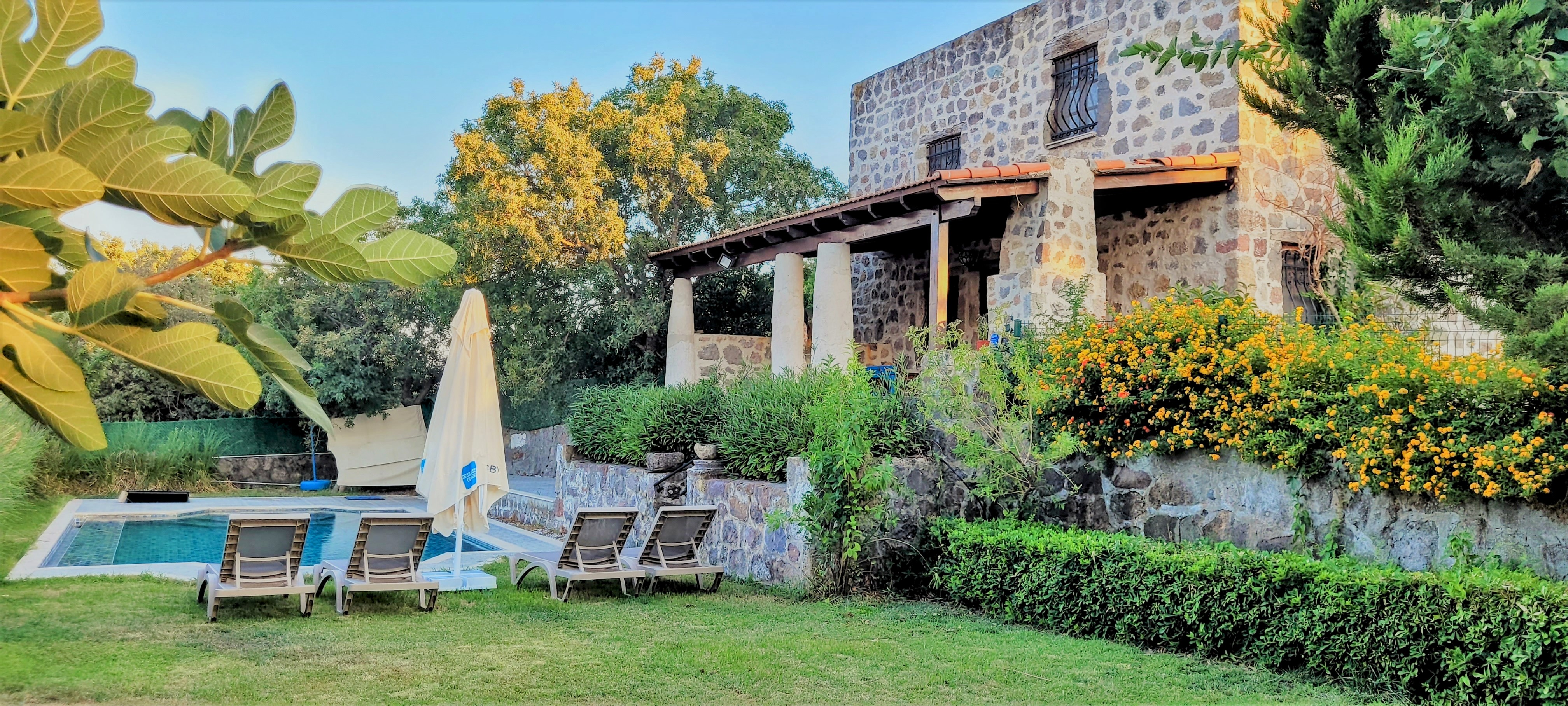 Kuşlan Villa dış mekan havuz ve bina